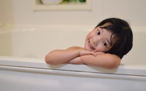 お風呂で水遊び