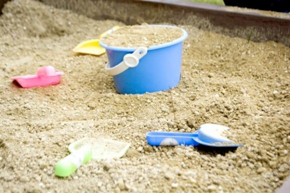 砂遊びで考える