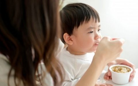 赤ちゃんが食事に集中